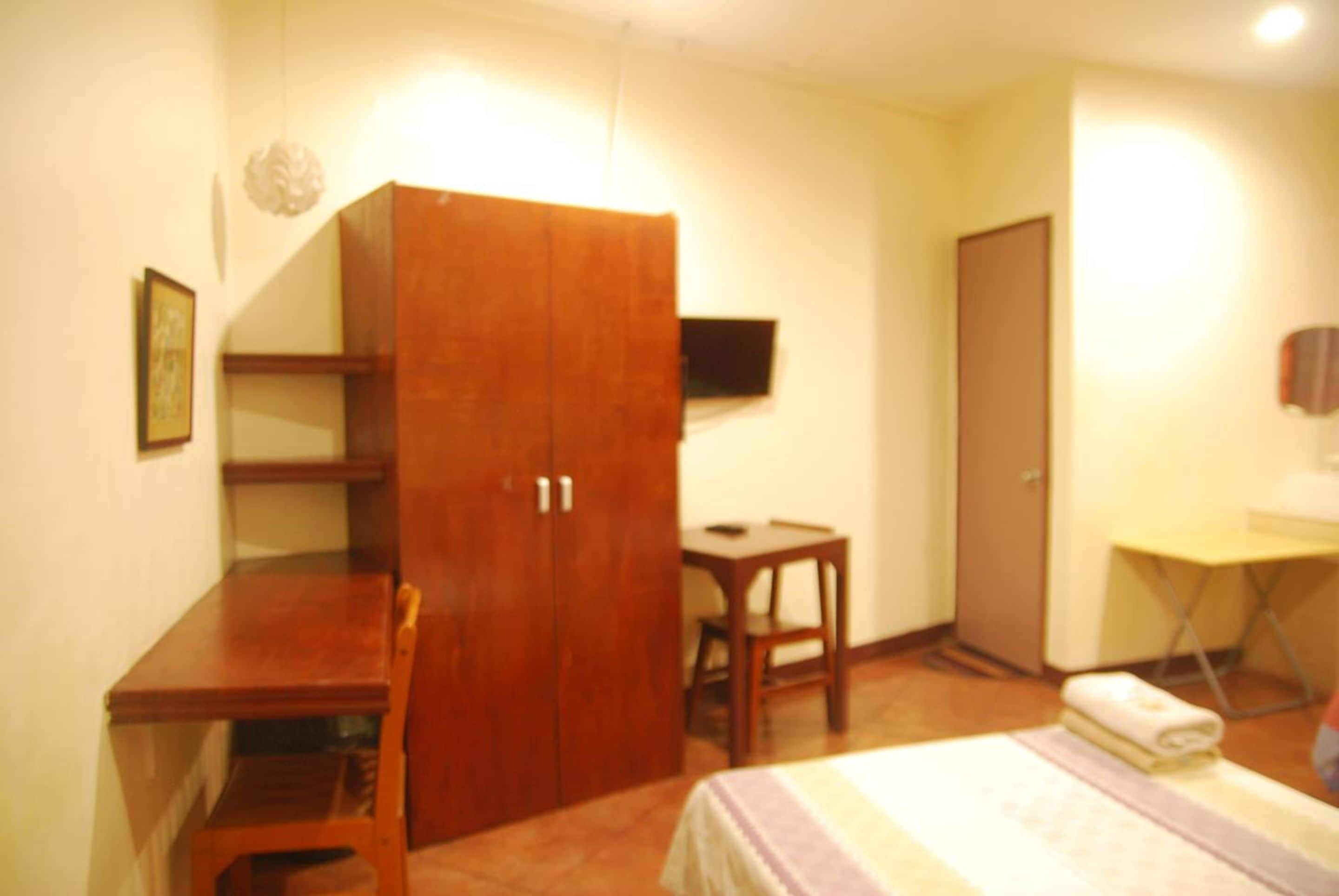 standard double room | desk, iron/ironing board, free wifi, bed sheets