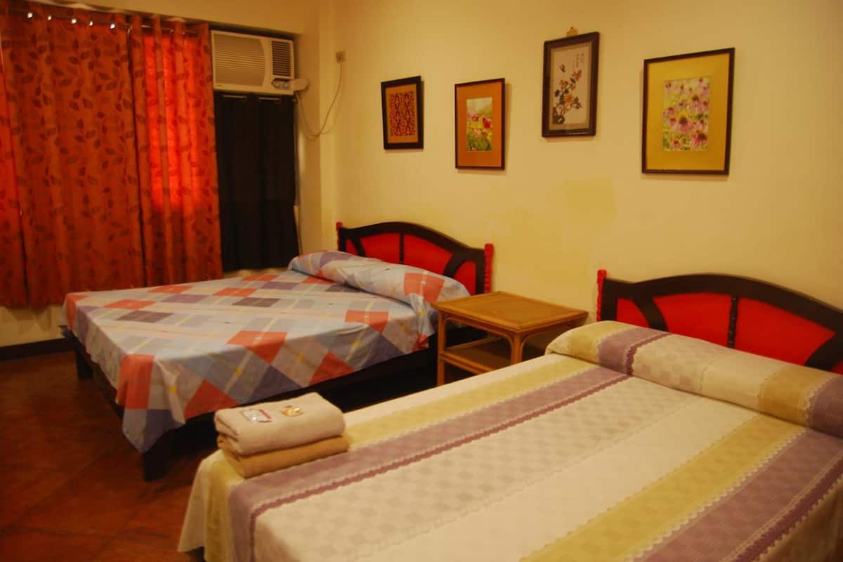 Family Room | Desk, iron/ironing board (on request), WiFi (free), bed sheets