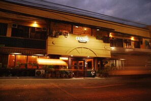 Fachada de la propiedad por la tarde o noche