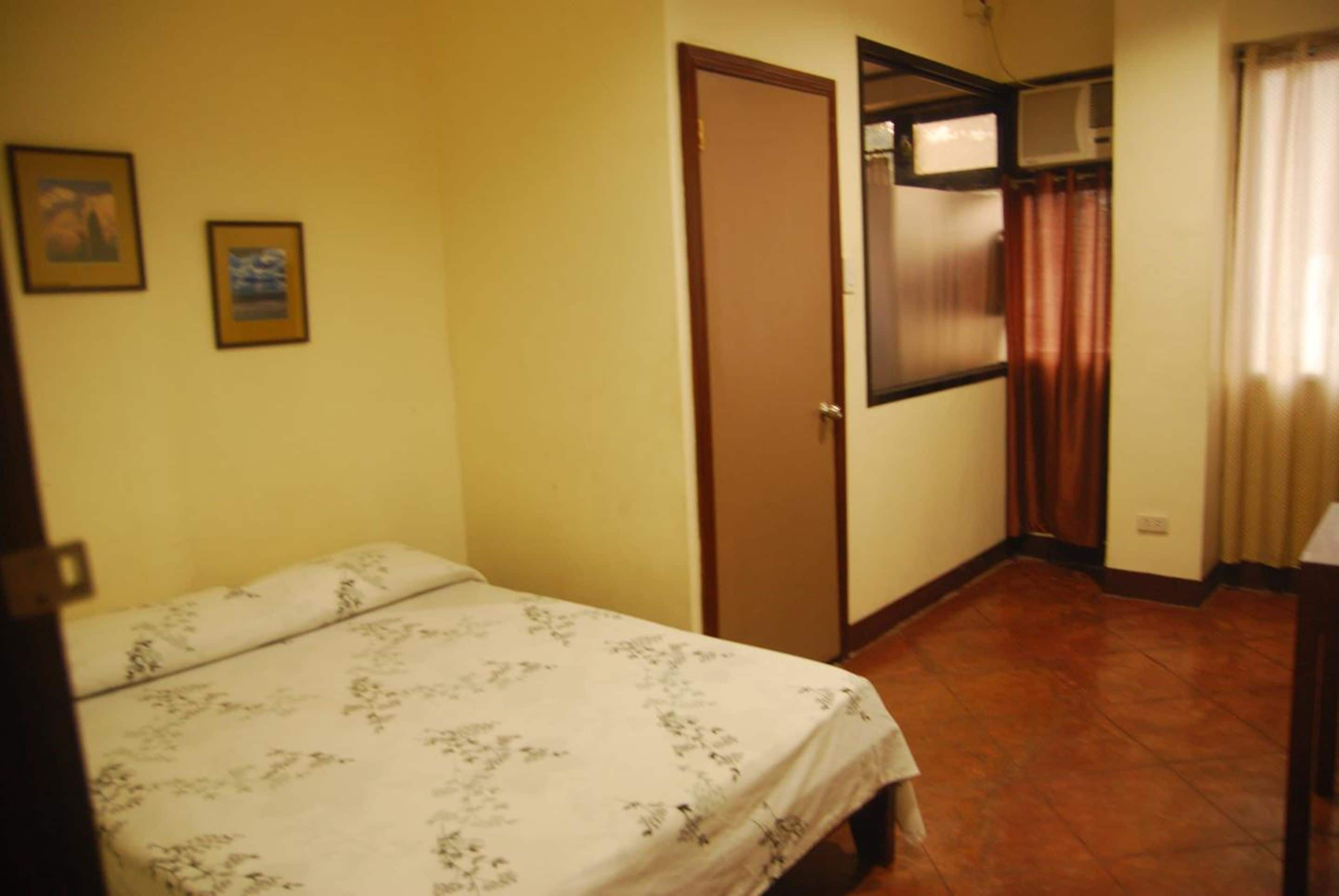 standard double room | desk, iron/ironing board, free wifi, bed sheets