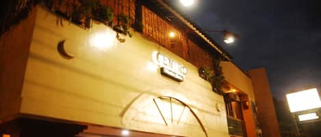 Fachada de la propiedad por la tarde o noche