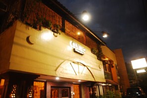 Front of property - evening/night - Centro Mactan Suites (Lapu-Lapu)