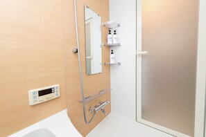Apartment | Badezimmer | Badewanne und Dusche (separat), Komfortbadewanne