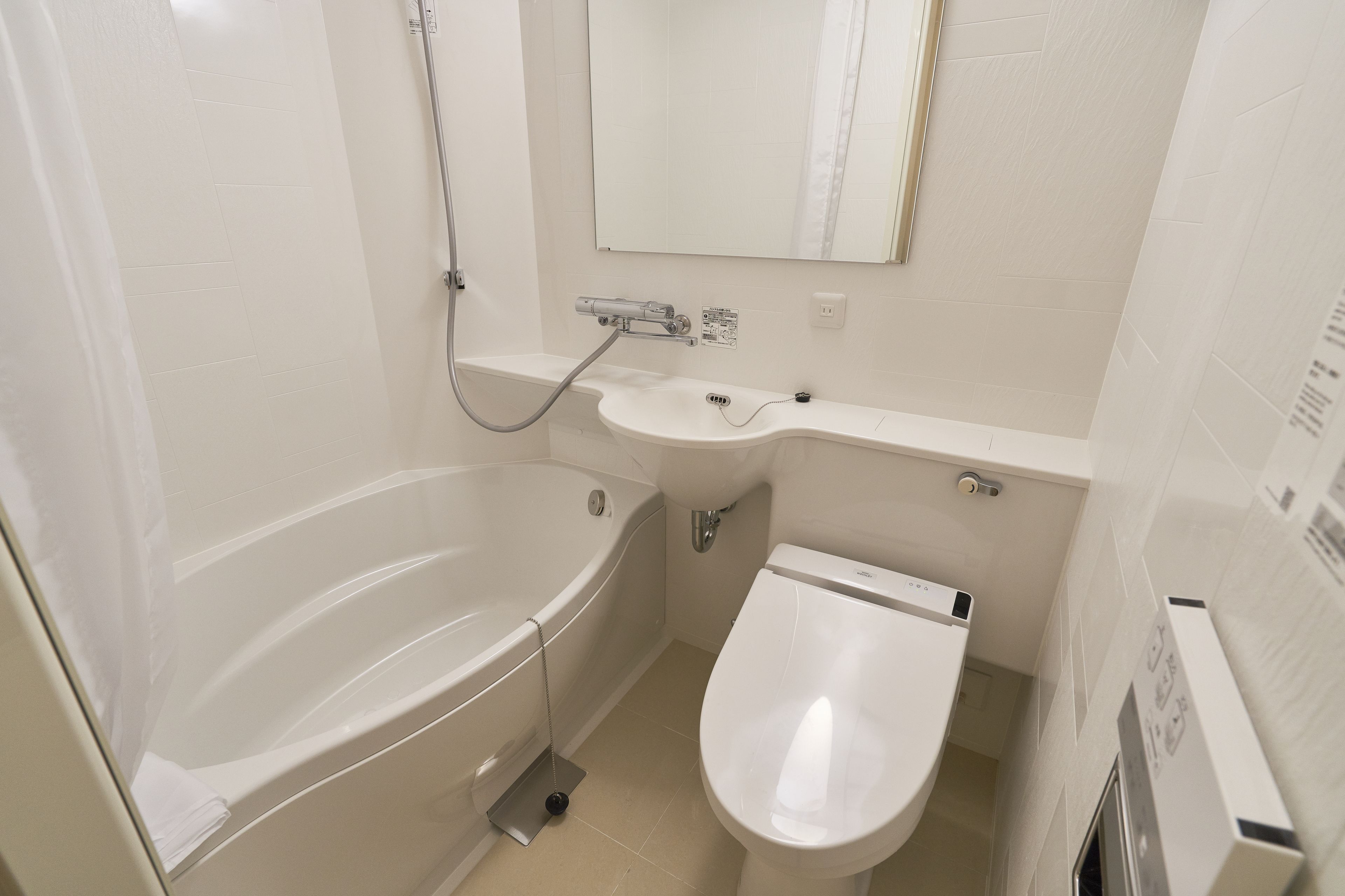 combined shower/bathtub, hydromassage showerhead, free toiletries