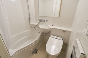 Combined shower/bathtub, hydromassage showerhead, free toiletries