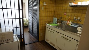 Eine kleine Küche mit Spüle, Herd und Kühlschrank.