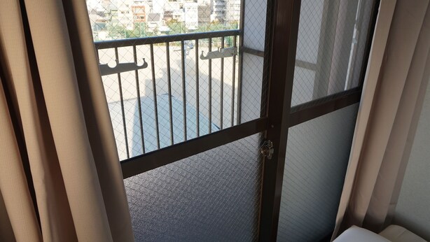 Blick von einem Balkon mit Metallgeländer und einem Schild, das einen 'Loom Ladder' rechts anzeigt.