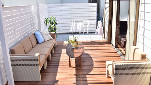 A wooden deck with a sofa, chairs, and a table. - Blue Lagoon (Kamakura)