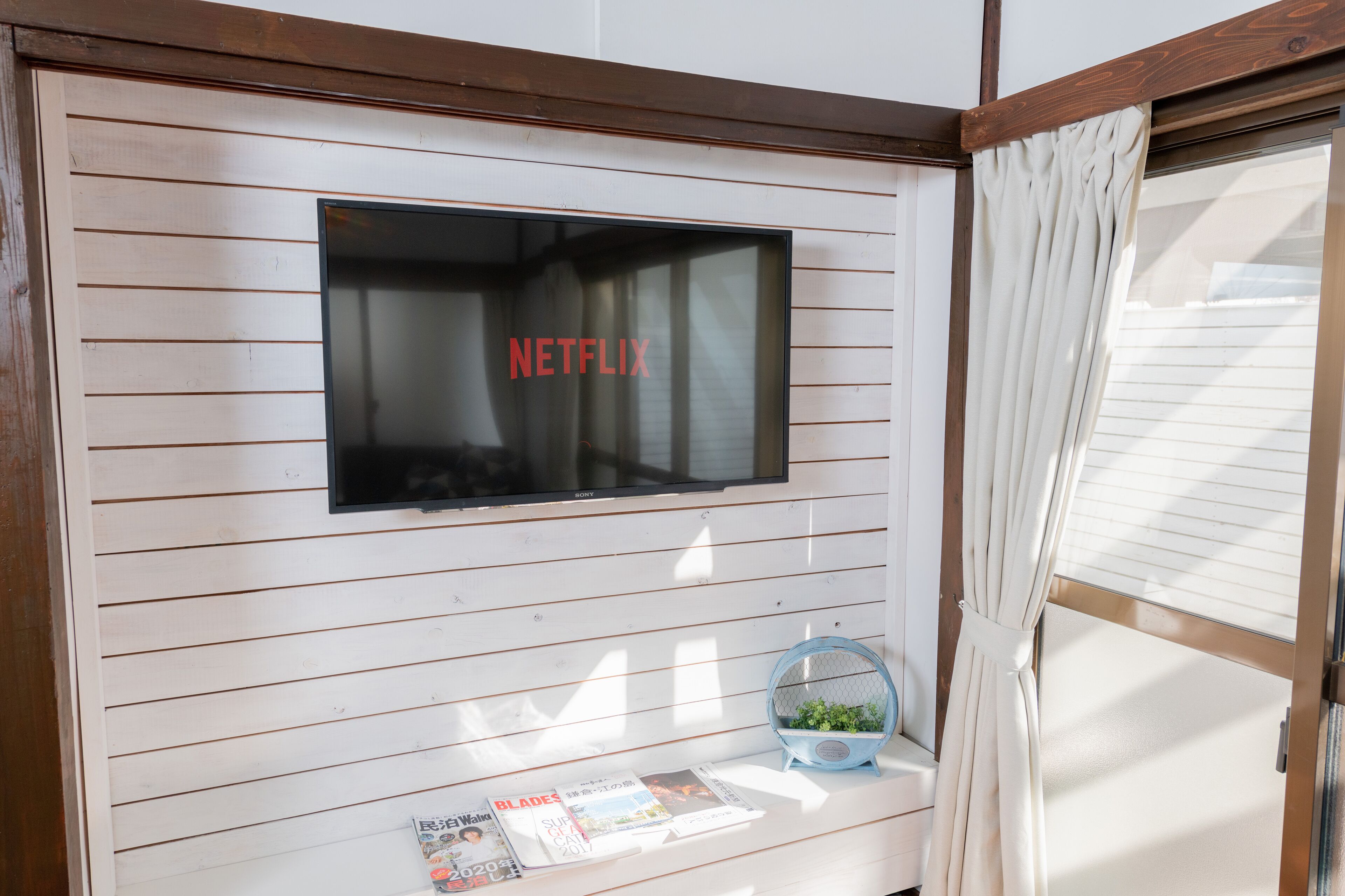 基础独立别墅 (Private Vacation Home) | 起居区 | 平板电视、DVD 播放器