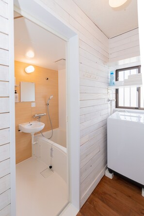 Private Vacation Home | Bathroom | Separate tub and shower, deep soaking tub, free toiletries, hair dryer - Blue Lagoon (Kamakura)
