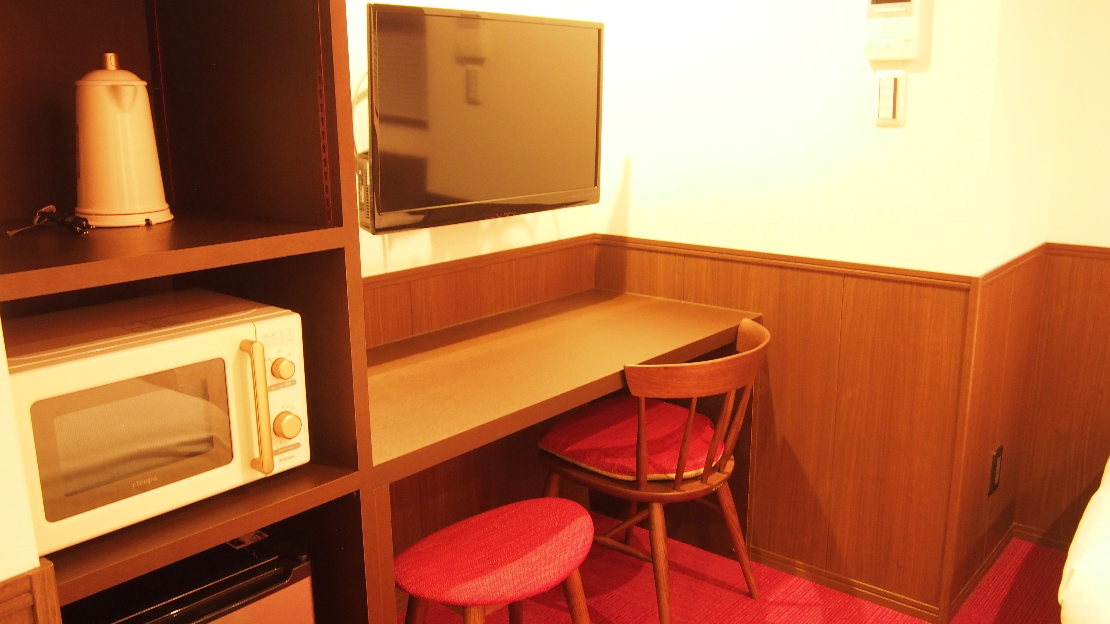 design twin room | individually decorated, individually furnished, desk, laptop workspace