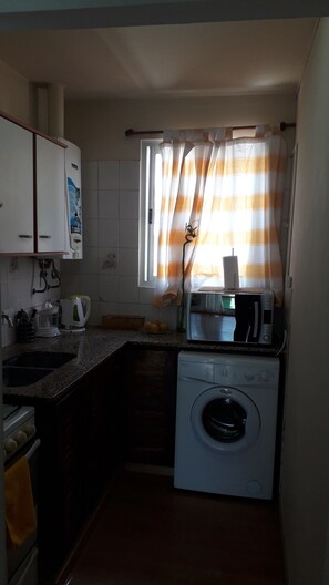 Geladeira grande, micro-ondas, fogão, cooktop