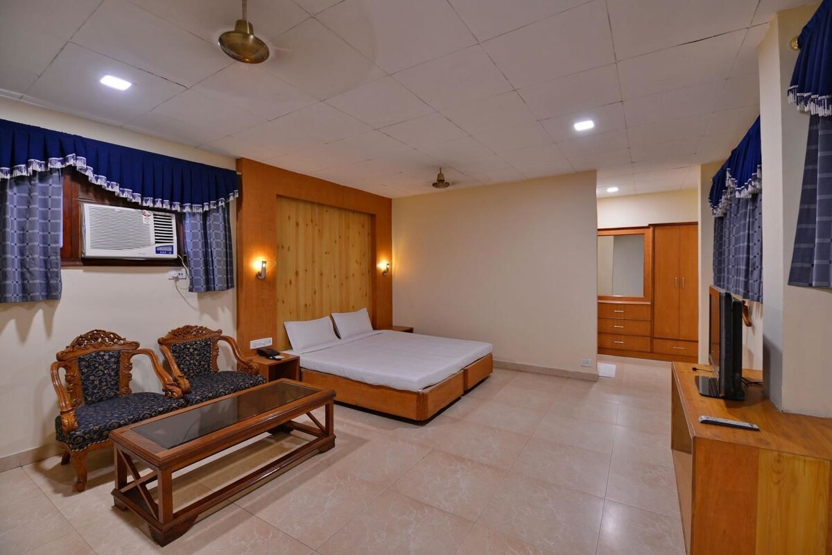 1 bedroom, desk, iron/ironing board, rollaway beds (surcharge)