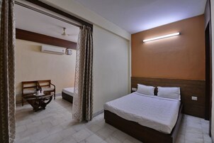 Habitación ejecutiva, 1 cama de matrimonio grande, fumadores | 1 dormitorio, escritorio, tabla de planchar con plancha