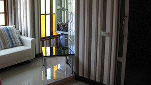 Lobby sitting area - Cha-em Resort (Pattaya)