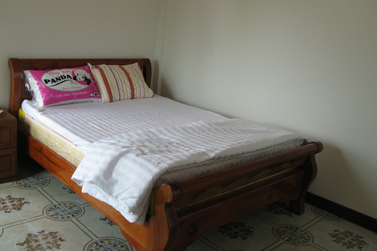 Standard Double Room, 1 Queen Bed, Non Smoking | Blackout drapes, free WiFi