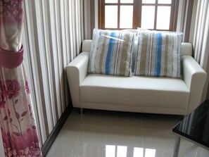 Suite, 1 Katil Ratu (Queen), Non Smoking | Ruang tamu | 40 inci televisyen skrin rata dengan satelit, TV 