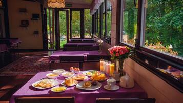 Free daily buffet breakfast