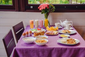 Free daily buffet breakfast 