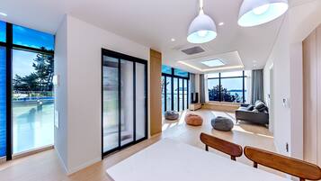 Casa panorâmica, 2 banheiros, vista para o oceano (The Bay, 47 PY) | Área de estar | TV de tela plana 40 polegadas com canais a cabo, TV, pisos aquecidos