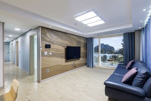 Panoramic Condo, 2 Bathrooms, Ocean View (The Bay, 47 PY) | Living area