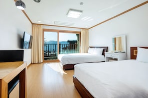 Seprai antialergi, meja kerja, tirai kedap cahaya, dan kedap suara