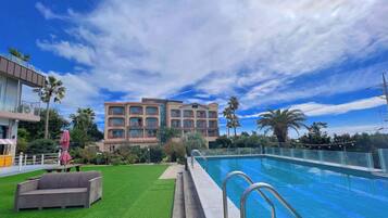 1 bedroom, hypo-allergenic bedding, desk, blackout drapes