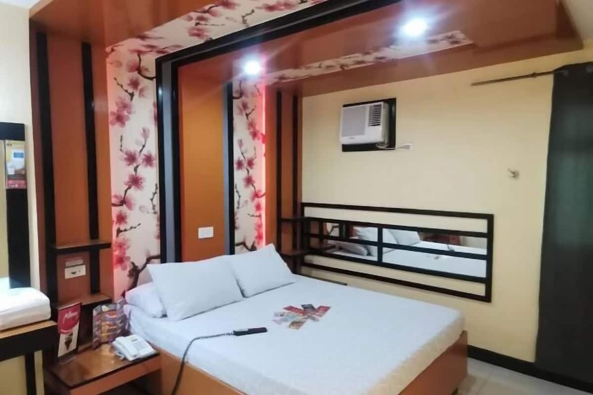 Caja de seguridad en la habitación, insonorización y ropa de cama