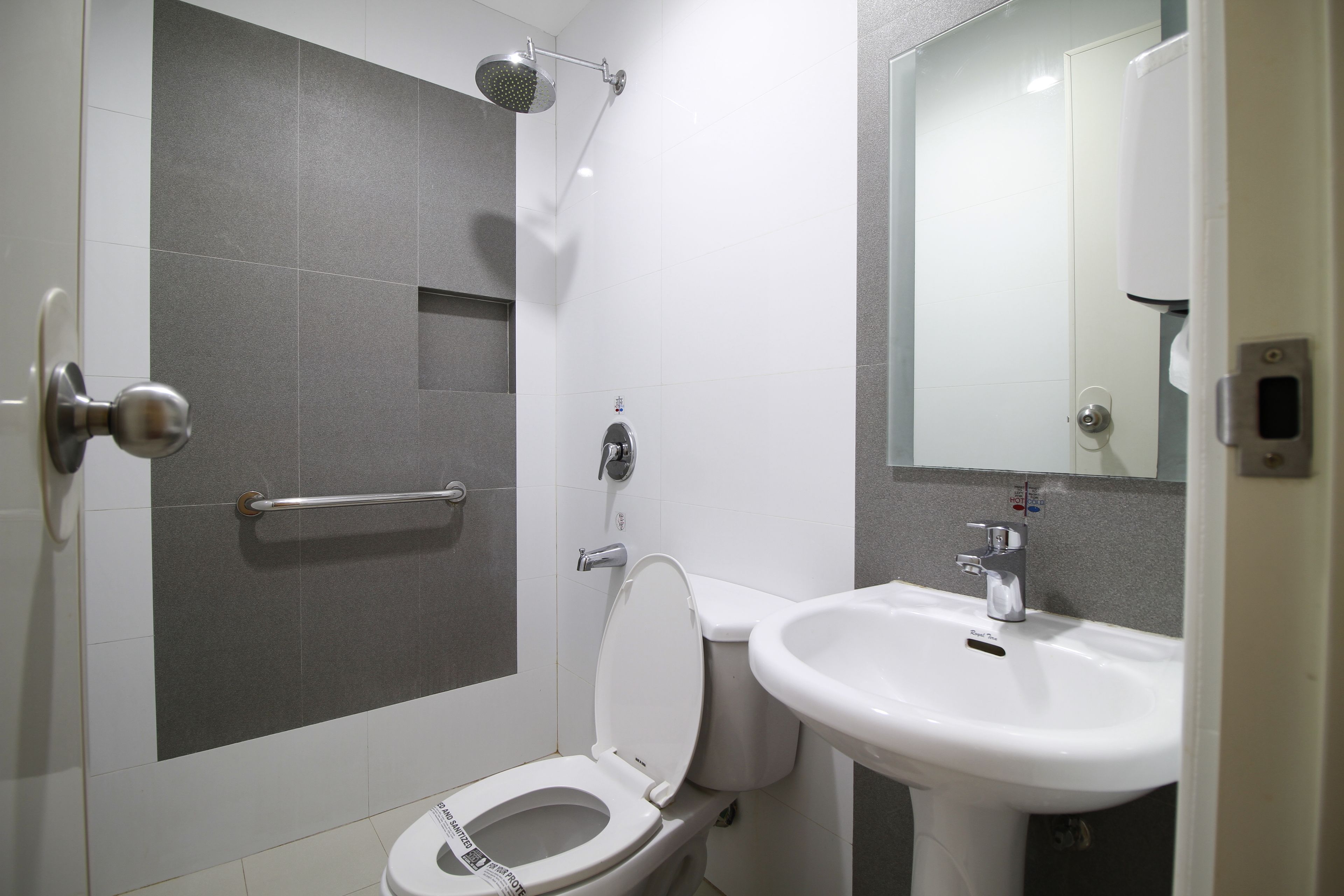 Douche, articles de toilette gratuits, chaussons, serviettes fournies