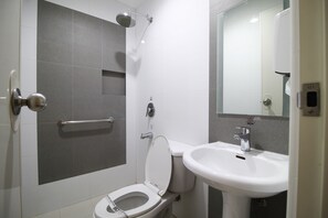 Regadera, amenidades de baño gratuitas, pantuflas, toallas 