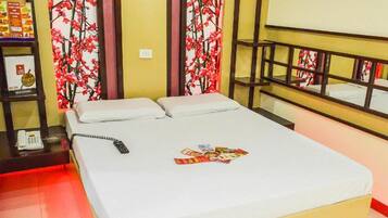 Executive Room, 1 Queen Bed | In-room safe, soundproofing, bed sheets