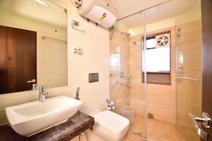 Svit Executive - 1 kingsize-säng - tillgänglighetsanpassat - rökare | Badrum | Dusch, regndusch, tofflor och handdukar