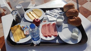 Free daily continental breakfast  - Mr Brown Sugar Pyramids View Hotel (Giza)