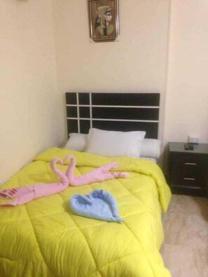 Minibar, cortinas opacas, wifi gratis y ropa de cama