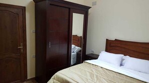 Minibar, blackout curtains, free WiFi, bed sheets - Mr Brown Sugar Pyramids View Hotel (Giza)