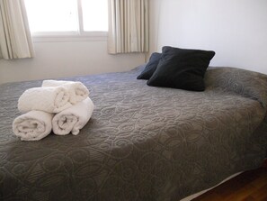 1 habitación, tabla de planchar con plancha, wifi gratis y ropa de cama 