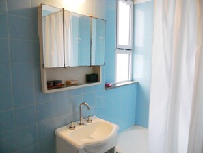 Basic-Apartment, 1 Doppelbett und Schlafsofa, Nichtraucher | Badezimmer | Badewanne und Dusche (separat), Regendusche, kostenlose Toilettenartikel