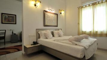 Premium kamer | Een minibar, een kluis op de kamer, een bureau, verduisterende gordijnen