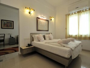 Premiere AC Deluxe | Minibar, in-room safe, desk, blackout drapes - Hotel Surbhi (Mundra)