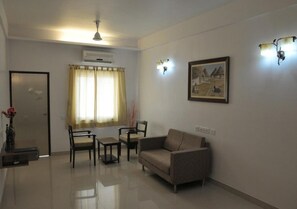 Premiere AC Deluxe  | Minibar, in-room safe, desk, blackout drapes