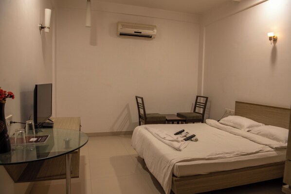 Deluxe Double Room | In-room dining - Hotel Surbhi (Mundra)