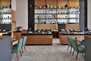 Minijääkaappi, kahvin-/teenkeitin, vedenkeitin