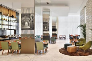 Frigobar, cafetera/tetera, tetera/pava eléctrica