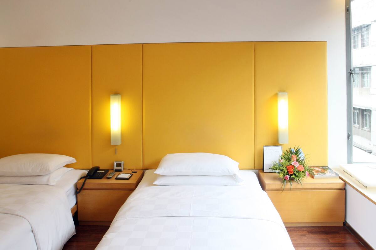 Standard-Zweibettzimmer | Schreibtisch, Verdunkelungsvorhänge, kostenloses WLAN, Bettwäsche
