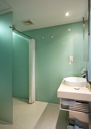 Dusche, kostenlose Toilettenartikel, Haartrockner, Hausschuhe
