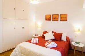 Familie appartement, Meerdere bedden, niet-roken, uitzicht op de stad | 1 slaapkamer, verduisterende gordijnen, een strijkplank/strijkijzer