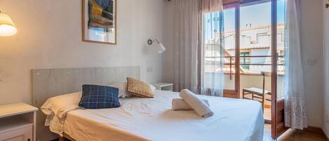 2 bedrooms, iron/ironing board, Internet, bed sheets