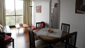 Leilighet – basic, 1 dobbeltseng med sovesofa, ikke-røyk, byutsikt | Spiseområde på rommet