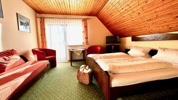 Decoración personalizada, muebles diferentes y cortinas blackout