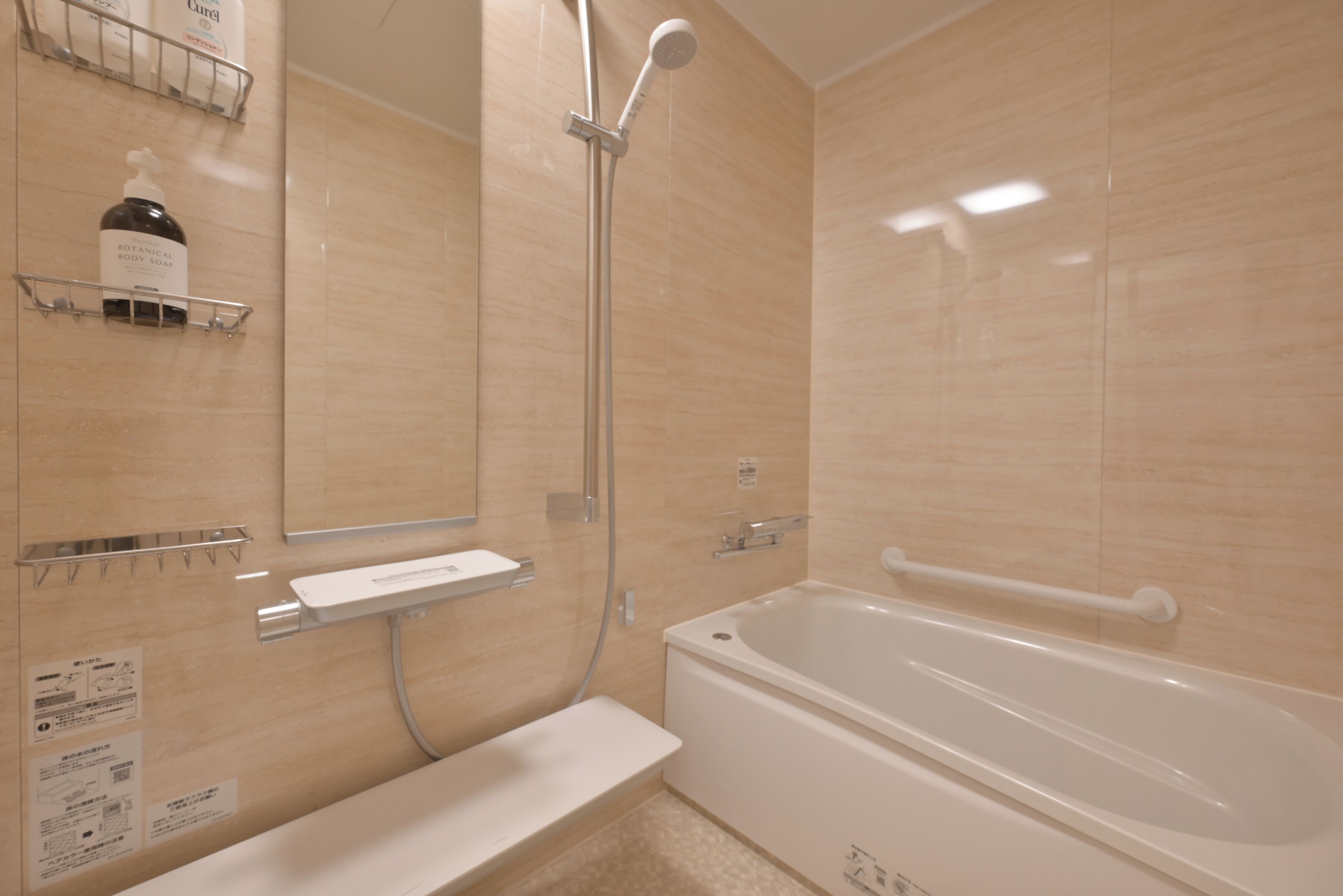 Un baño moderno con bañera, ducha y tocador con espejo.